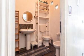 Douche, douche à « effet pluie », serviettes fournies