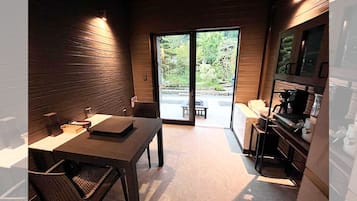 Basic-lejlighed - ikke-ryger (Glamping,Open-air bath and Tent Sauna) | Spisning på værelset