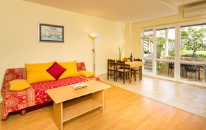 Studio | Living area | Flat-screen TV