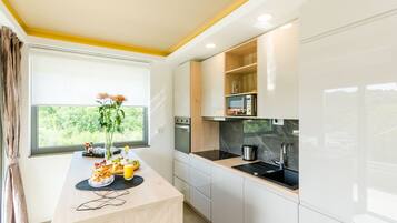 Lemari es, microwave, kompor, dan mesin pencuci piring