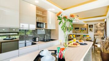 Lemari es, microwave, kompor, dan mesin pencuci piring