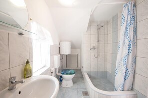 Studio, terrasse, vue mer | Salle de bain | Sèche-cheveux, serviettes fournies, papier toilette