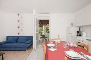 Appartement, 2 chambres, balcon | Restauration dans la chambre
