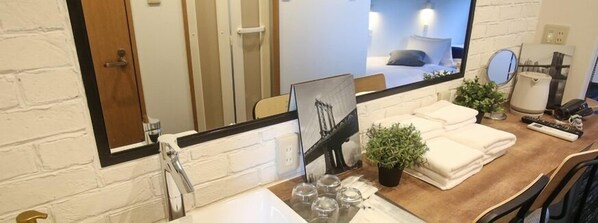 办公桌、免费 WiFi、床单