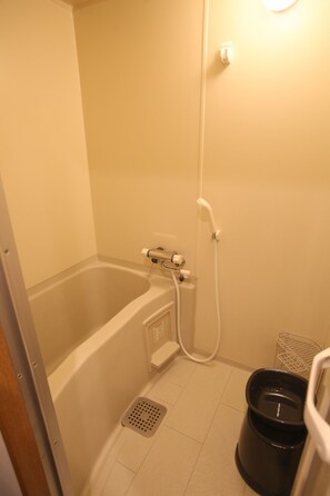 Ensemble douche/baignoire, articles de toilette gratuits, sèche-cheveux