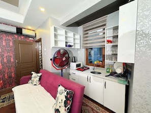 Refrigerador, tetera/pava eléctrica, artículos de limpieza