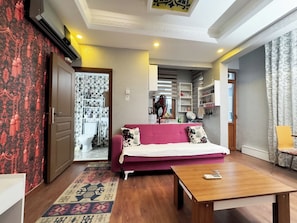 อพาร์ทเมนท์สำหรับครอบครัว, 2 ห้องนอน, ห้องครัว, วิวเมือง | บริเวณนั่งเล่น | ทีวีจอแอลซีดี 55 นิ้ว พร้อมช่องดาวเทียม