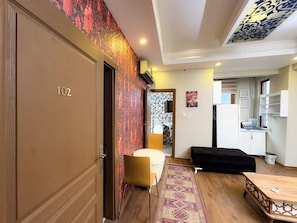 อพาร์ทเมนท์สำหรับครอบครัว, 1 ห้องนอน, ห้องครัว, วิวเมือง | บริเวณนั่งเล่น | ทีวีจอแอลซีดี 55 นิ้ว พร้อมช่องดาวเทียม