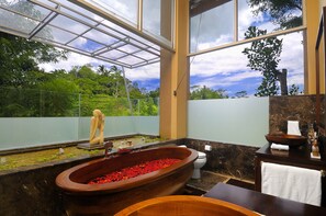 Bathtub dengan aliran air dan perlengkapan mandi gratis