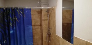Shower, rainfall showerhead, free toiletries, towels