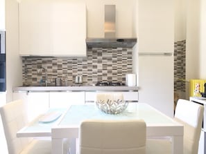 Refrigerador con freezer, placa de cocina, utensilios de cocina