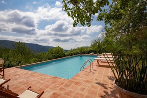 Una piscina al aire libre de temporada