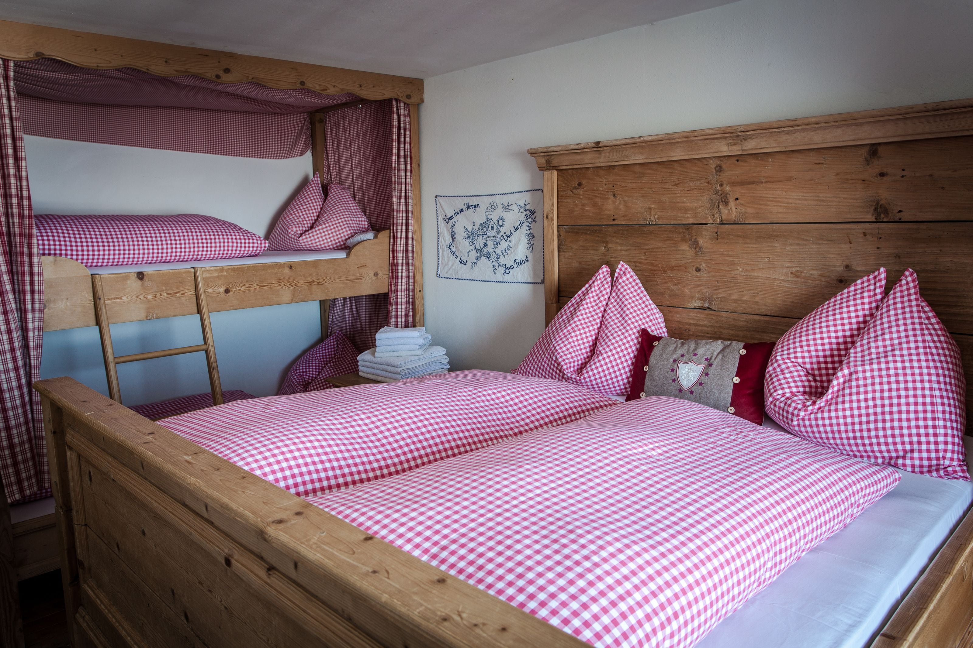 Basic-Vierbettzimmer, Gemeinschaftsbad | Kostenloses WLAN, Bettwäsche