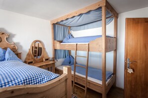 Quarto quádruplo básico, banheiro compartilhado | Wi-Fi de cortesia, roupa de cama