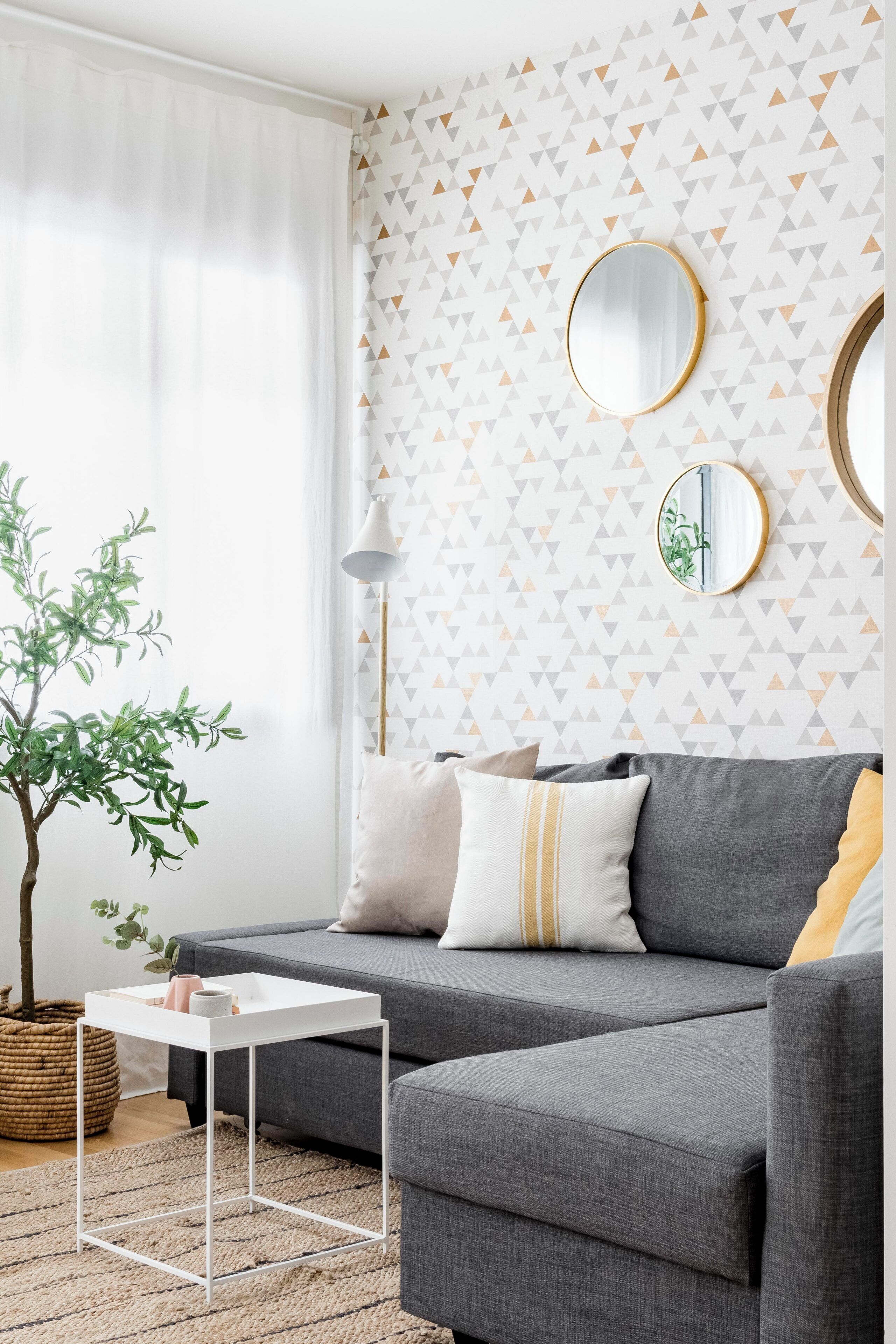 Studio | Woonruimte | Een 32-inch flatscreentelevisie met kabelzenders en televisie