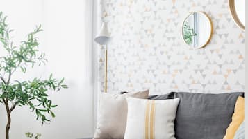 Studio | Woonruimte | Een 32-inch flatscreentelevisie met kabelzenders en televisie