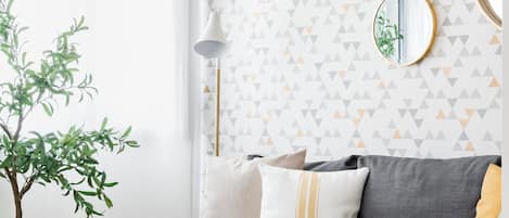 Studio | Oppholdsområde | En 32-tommers Flatskjerm-TV med kabel-kanaler samt TV