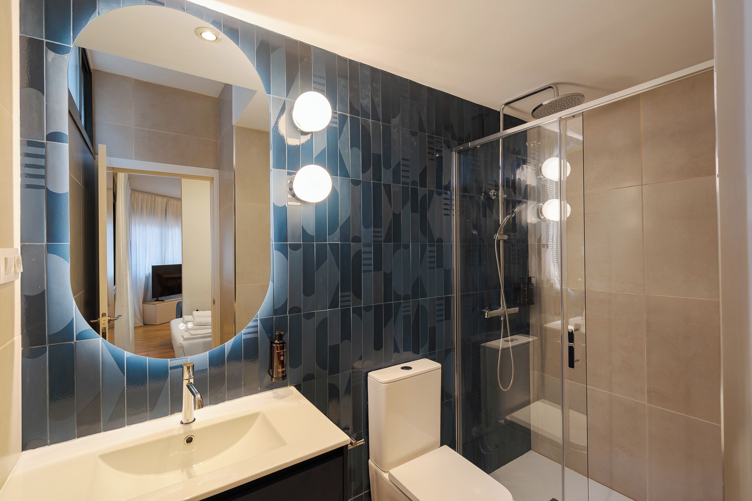 Badewanne, Haartrockner, Handtücher, Seife