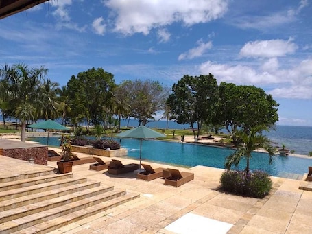 Alberca al aire libre y camastros