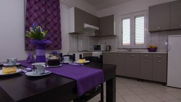 Appartement, 2 slaapkamers, 2 badkamers (2) | Privékeuken | Een koelkast, een microgolfoven, een oven, een kookplaat