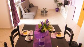 Apartamento, 2 quartos, 2 banheiros (2) | Área de estar | TV LED