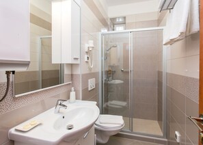 Camera tripla, vista mare | Bagno | Asciugacapelli, asciugamani