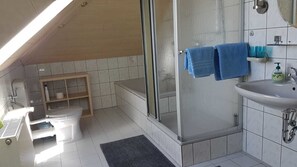 Leilighet | Bad | Separat badekar og dusj, hårføner og håndklær