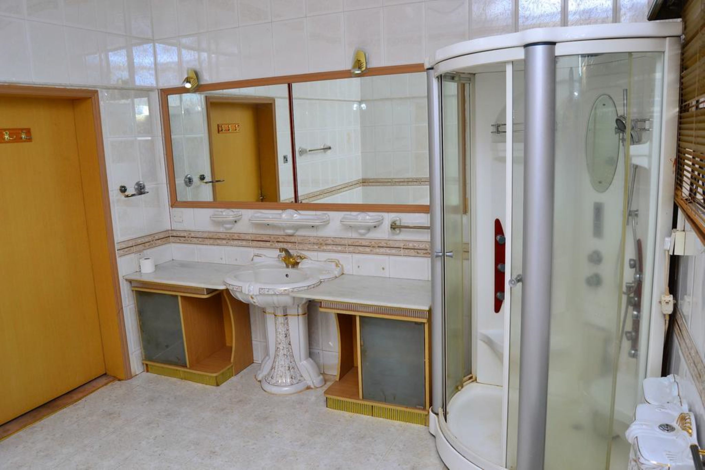 Erillinen kylpyamme ja suihku, ilmaiset hygieniatuotteet, tohvelit