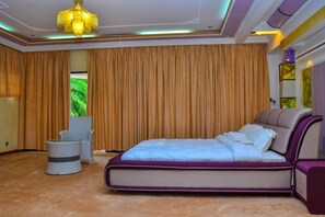 Executive-Suite | Schreibtisch, Bügeleisen/Bügelbrett, kostenloses WLAN, Bettwäsche