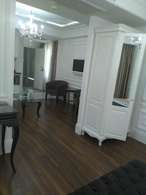 Suite | Coin séjour | Télévision LED de 32 pouces avec chaînes par câble, télévision