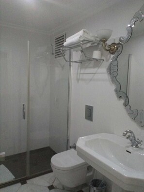 Shower, rainfall showerhead, hair dryer, bathrobes - Cartoon Residence - Adults Only (Istanbul)