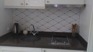 Standaard kamer | Privékitchenette | Een koelkast, een magnetron, een kookplaat, een waterkoker