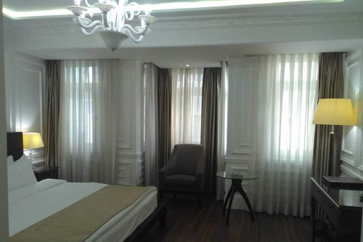 Standard Room | 1 bedroom, in-room safe, blackout drapes, WiFi (free)