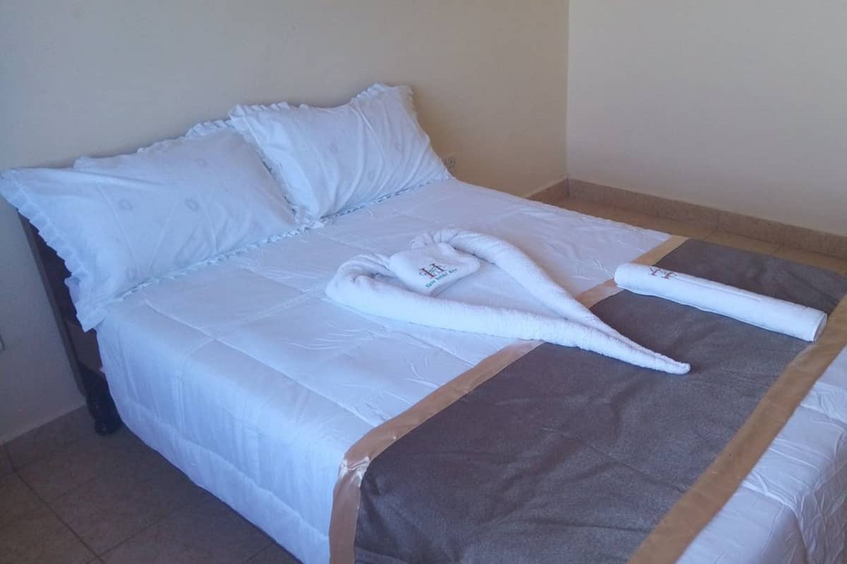 Twin kamer | Een bureau, een laptopwerkplek, gratis wifi, beddengoed