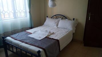 Twin Room | Desk, laptop workspace, free WiFi, bed sheets