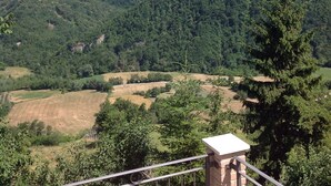 A view of a mountainous landscape with a clear sky. - La Fattoria dei Sibillini (Montemonaco)