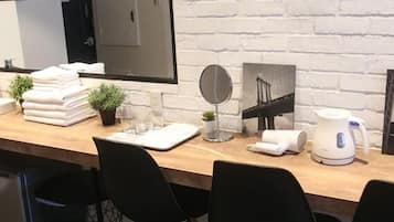 ツインダブルルーム (バス・トイレ別) | 1 室のベッドルーム、防音設備、WiFi (無料)、ベッドシーツ