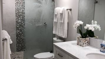 Douche, sĂšche-cheveux, serviettes fournies, savon