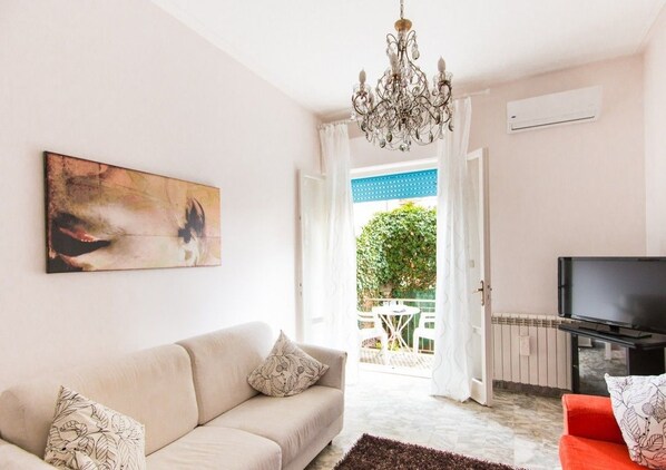 Familienapartment, 2 Schlafzimmer | Wohnbereich | Flachbildfernseher