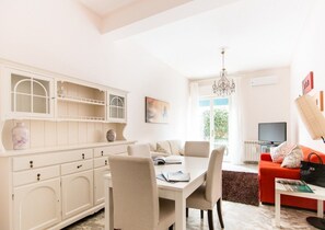 Familienapartment, 2 Schlafzimmer | Essbereich im Zimmer