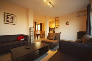 Attico, 3 camere da letto, balcone, vista mare | Area soggiorno | TV a schermo piatto 32 pollici con canali via cavo, TV, giocattoli