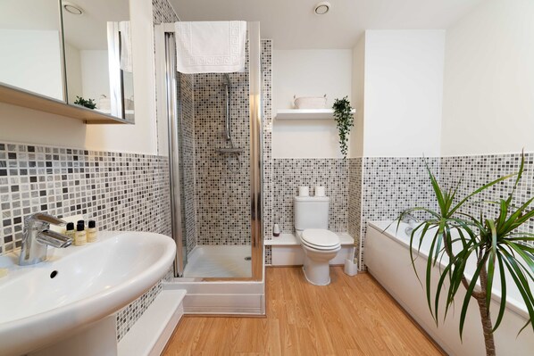 Appartement Affaires | Salle de bain | Baignoire et douche séparées, articles de toilette (gratuits)