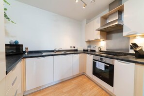 Electric kettle, cookware/dishes/utensils - Park Central - One (Birmingham)