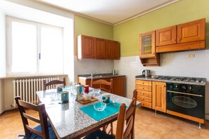 Appartamento, 2 camere da letto | Cucina privata | Frigorifero con congelatore, forno, piano cottura, tostapane