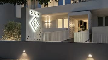 Fachada da propriedade à noite