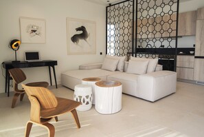 Penthouse | Privékeuken | Een koelkast met diepvriezer, een microgolfoven, een oven, een kookplaat