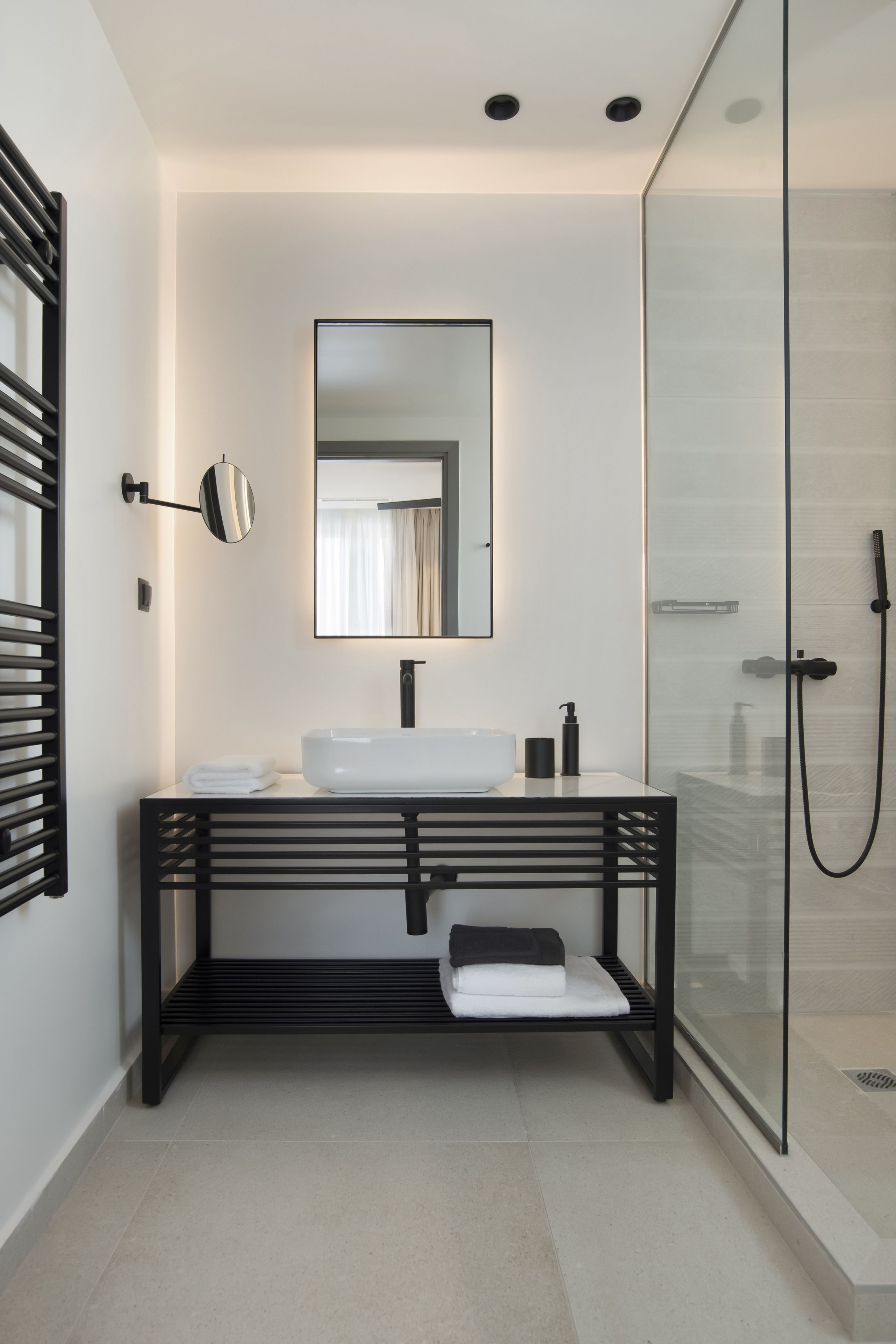 Penthouse | Bathroom | Shower, free toiletries, hair dryer, slippers