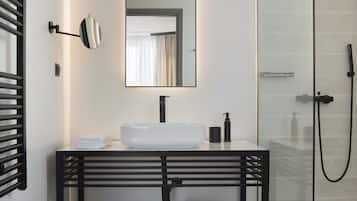 Penthouse | Bathroom | Shower, free toiletries, hair dryer, slippers
