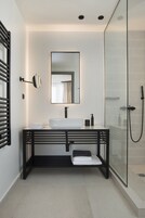 Penthouse | Bathroom | Shower, free toiletries, hair dryer, slippers