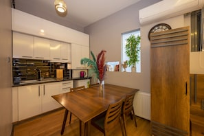 Suite monolocale Design, letti multipli | Cucina privata | Frigorifero con congelatore, piano cottura, bollitore elettrico